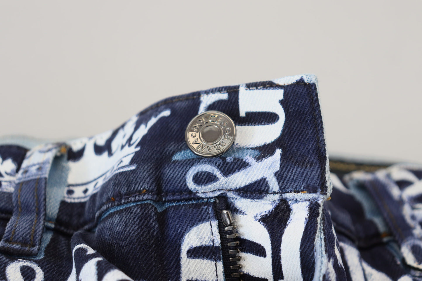 Pantalones vaqueros elegantes con estampado de corona