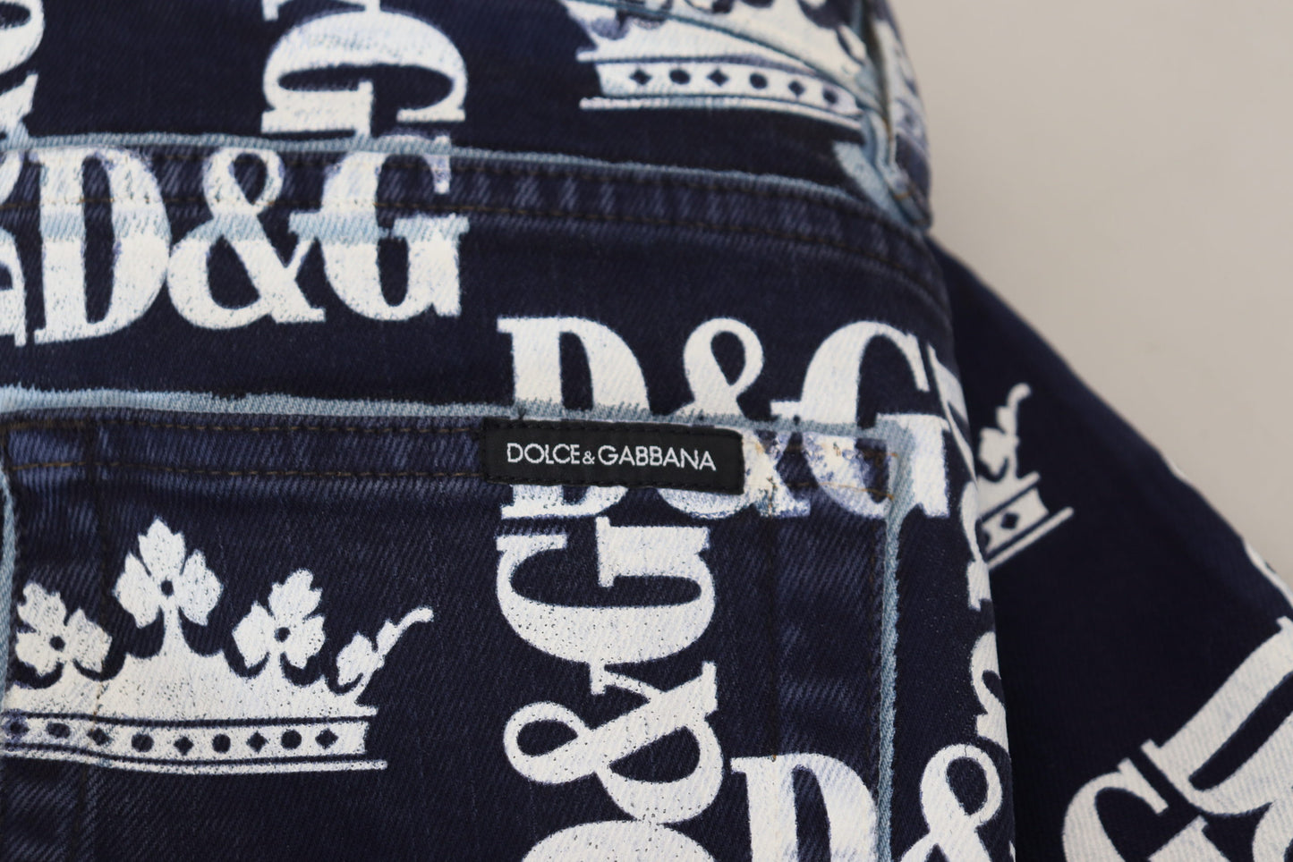 Pantalones vaqueros elegantes con estampado de corona