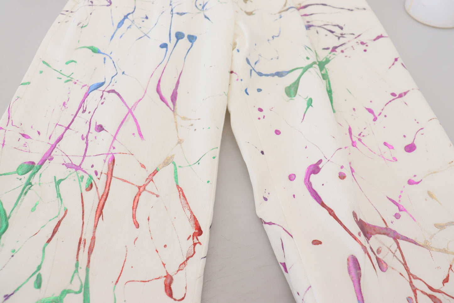 Pantalones vaqueros elegantes con estampado de salpicaduras blancas