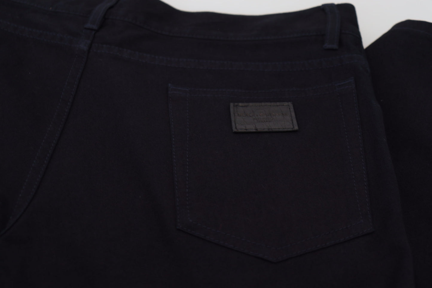 Elegantes pantalones vaqueros de mezcla de seda negra