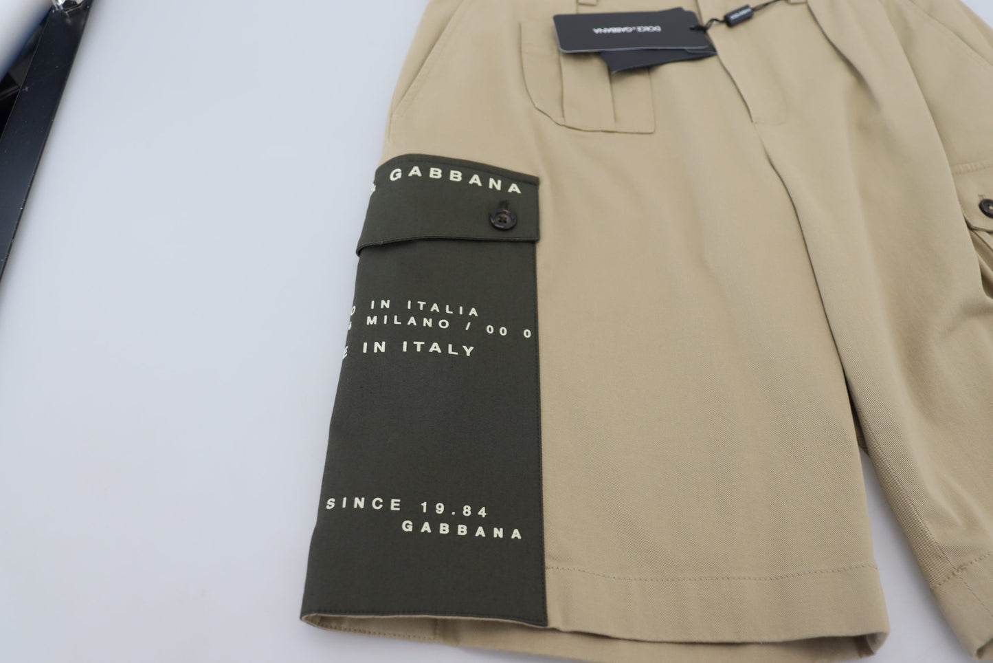 Elegantes pantalones cortos de diseñador en mezcla de algodón beige