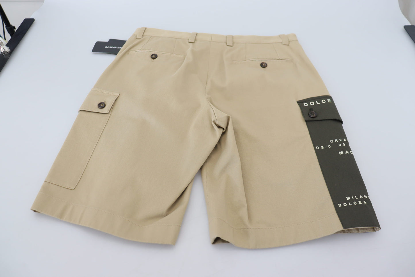 Elegantes pantalones cortos de diseñador en mezcla de algodón beige