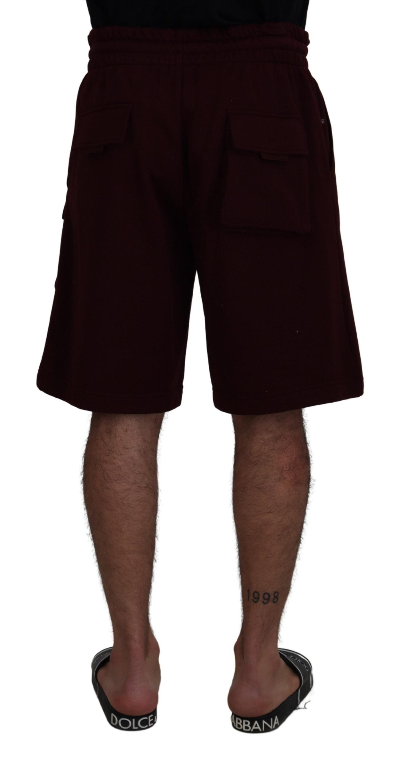 Elegantes pantalones cortos a medida de color granate