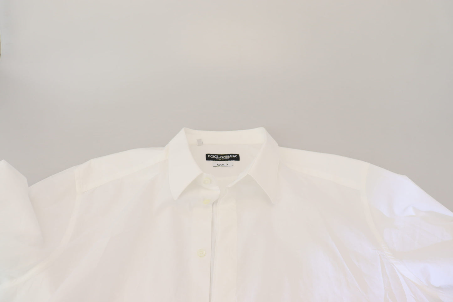 Camisa de vestir de algodón blanco con elegancia reinventada