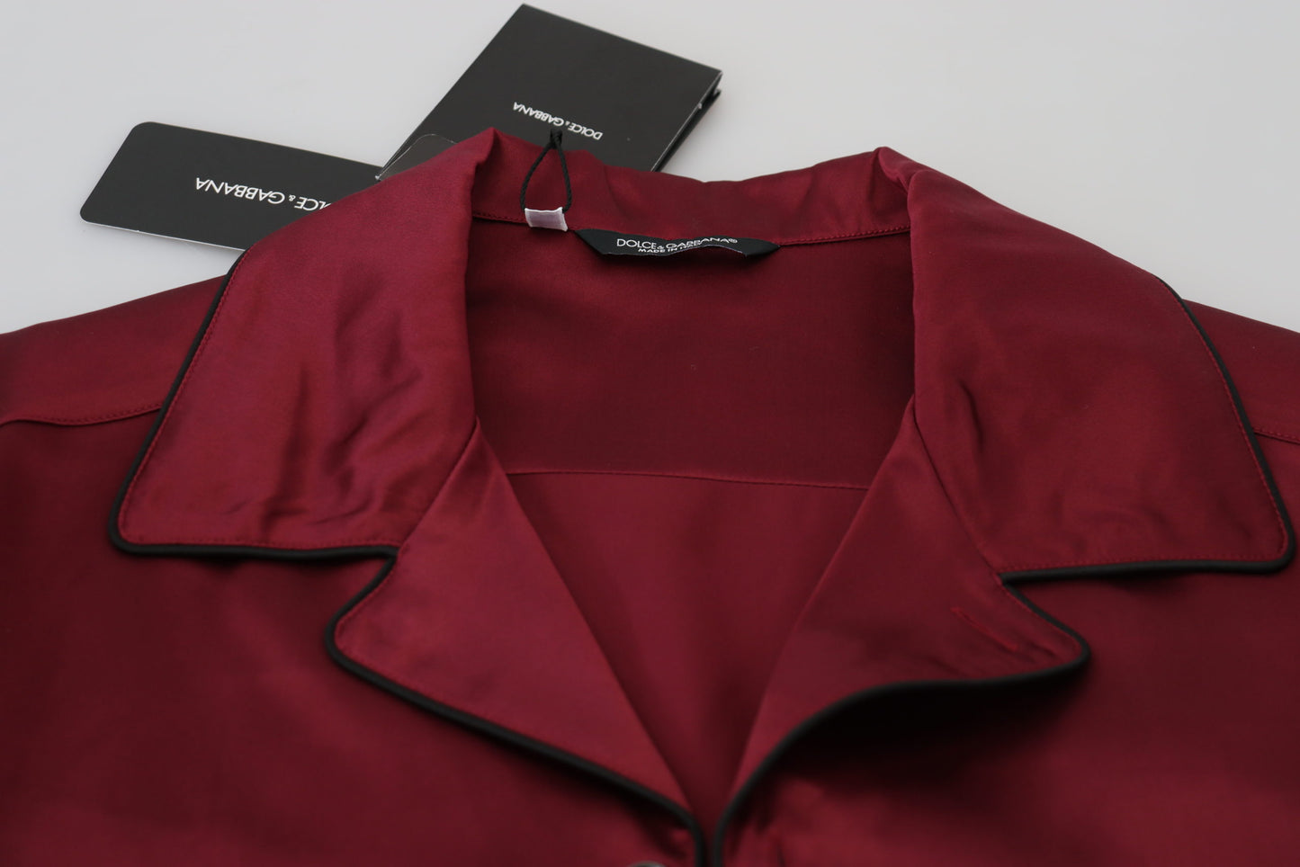 Pijama elegante de seda roja