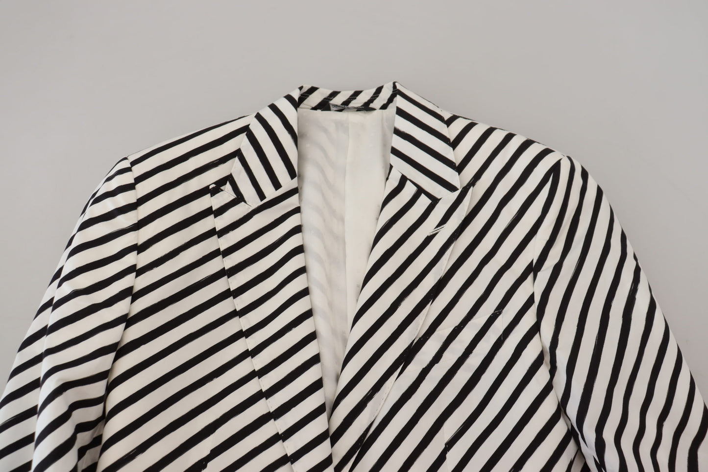 Blazer elegante de rayas blancas con botonadura sencilla