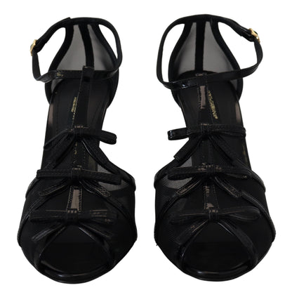 Elegantes sandalias negras de tacón de aguja