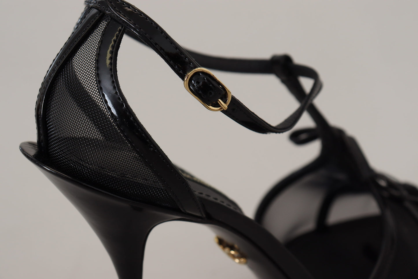 Elegantes sandalias negras de tacón de aguja