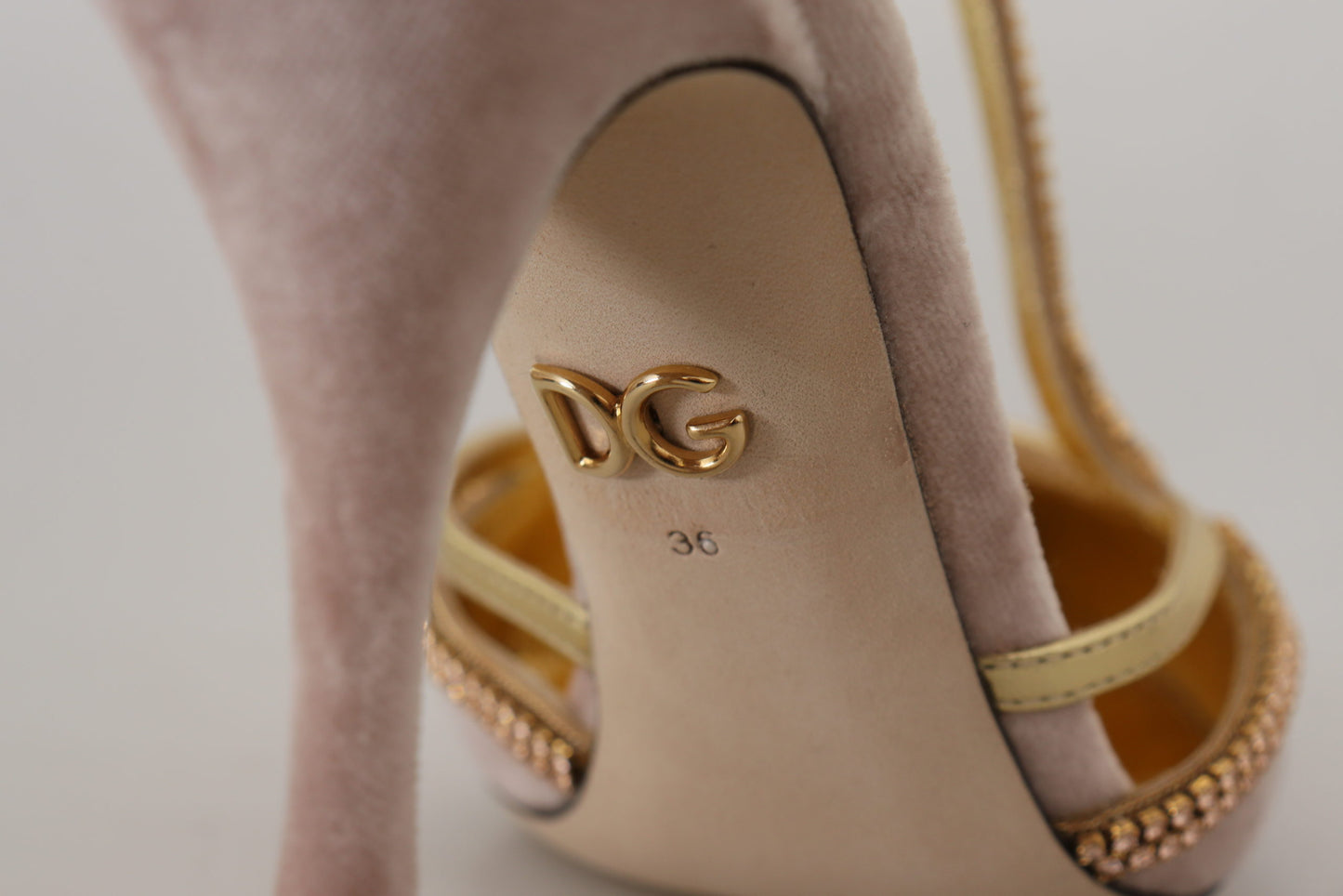 Elegantes zapatos de tacón alto con cristales rosas