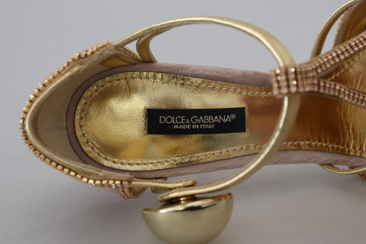 Elegantes zapatos de tacón alto con cristales rosas