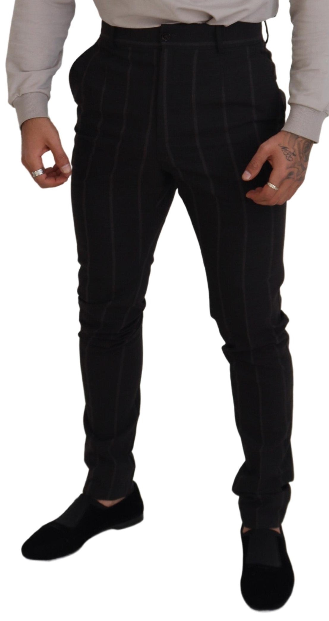 Elegantes pantalones chinos de rayas negras