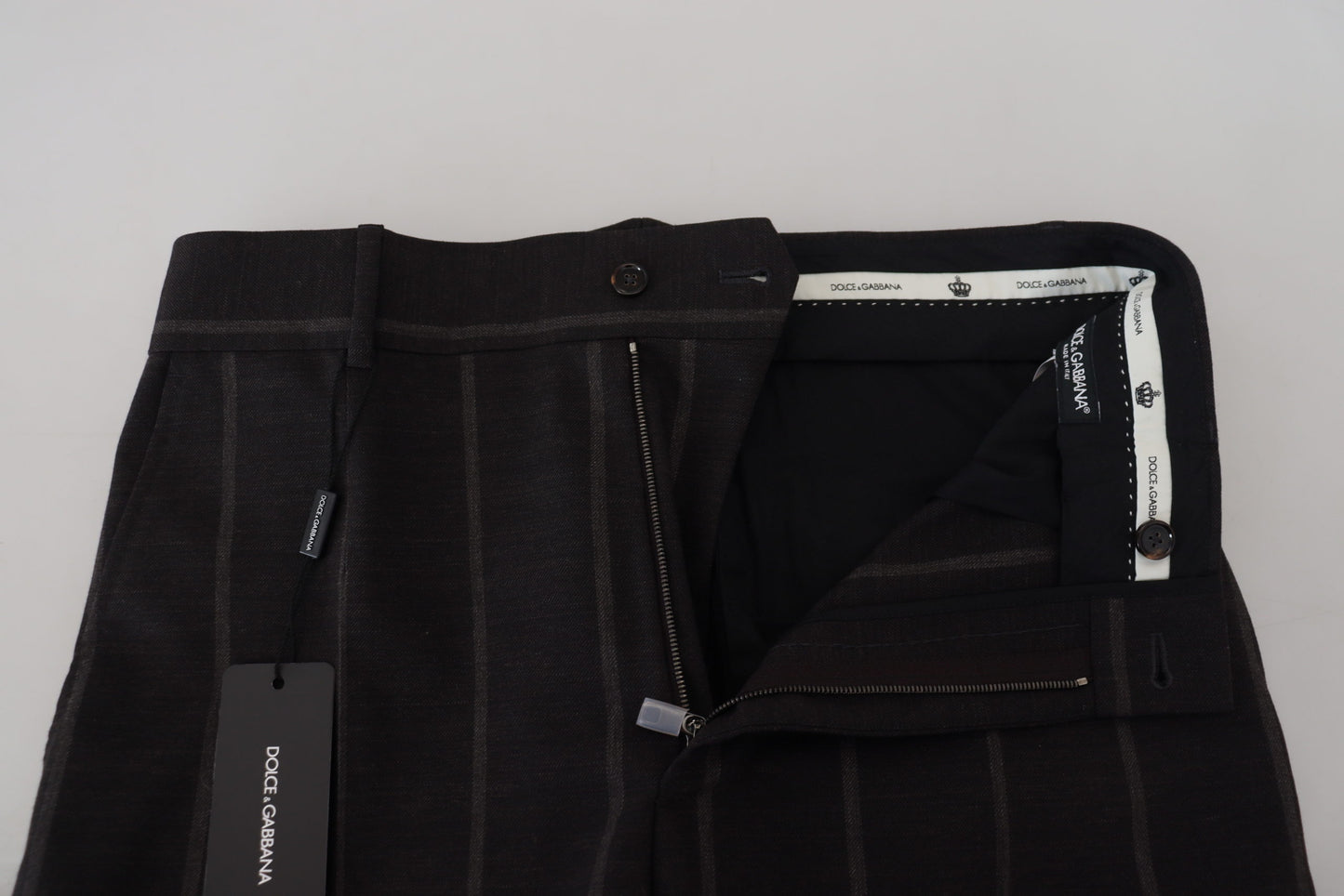 Elegantes pantalones chinos de rayas negras