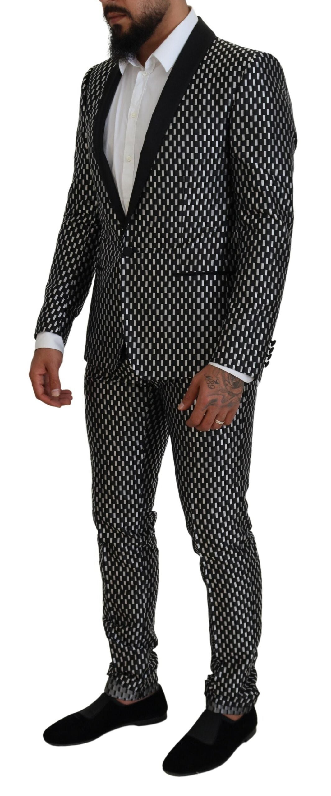 Elegante traje ajustado de mezcla de seda negra