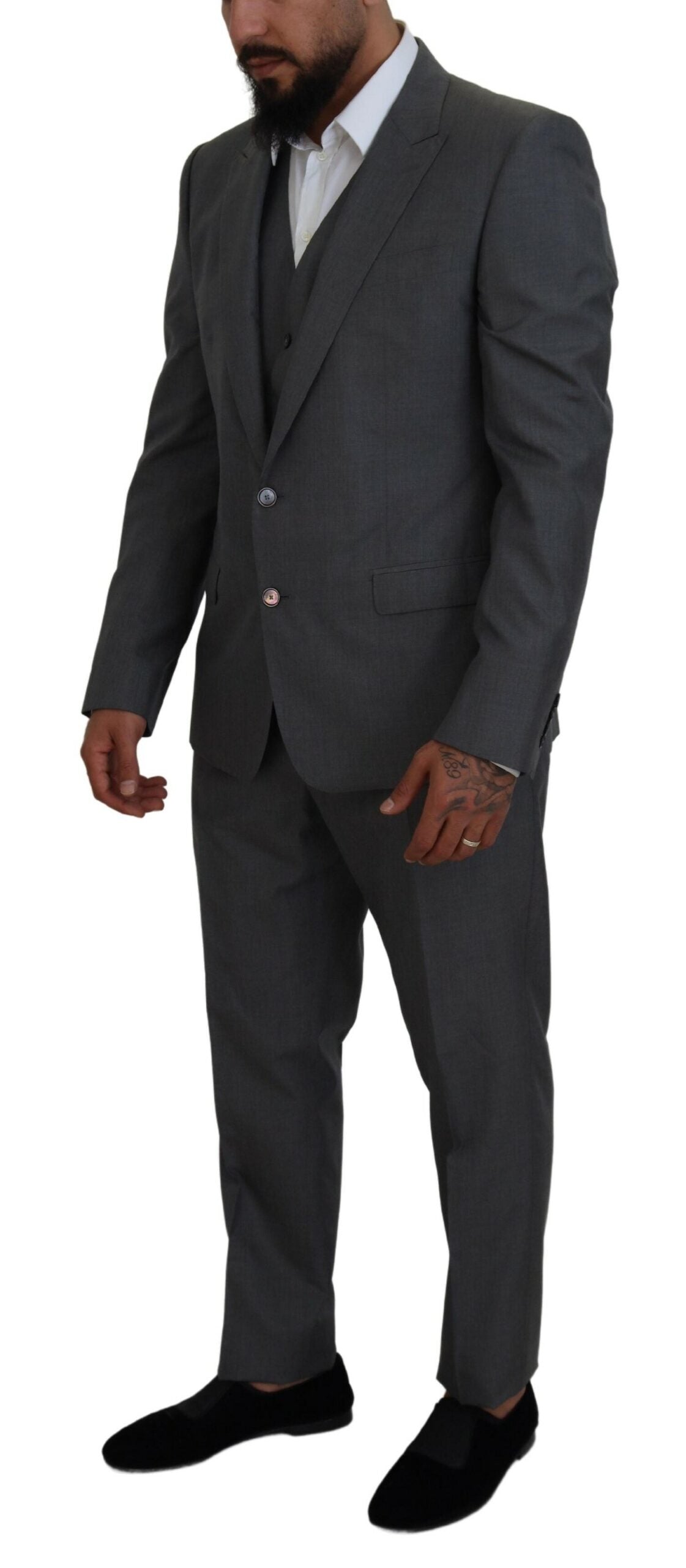 Elegante traje de tres piezas de corte entallado con diseño de martini plateado