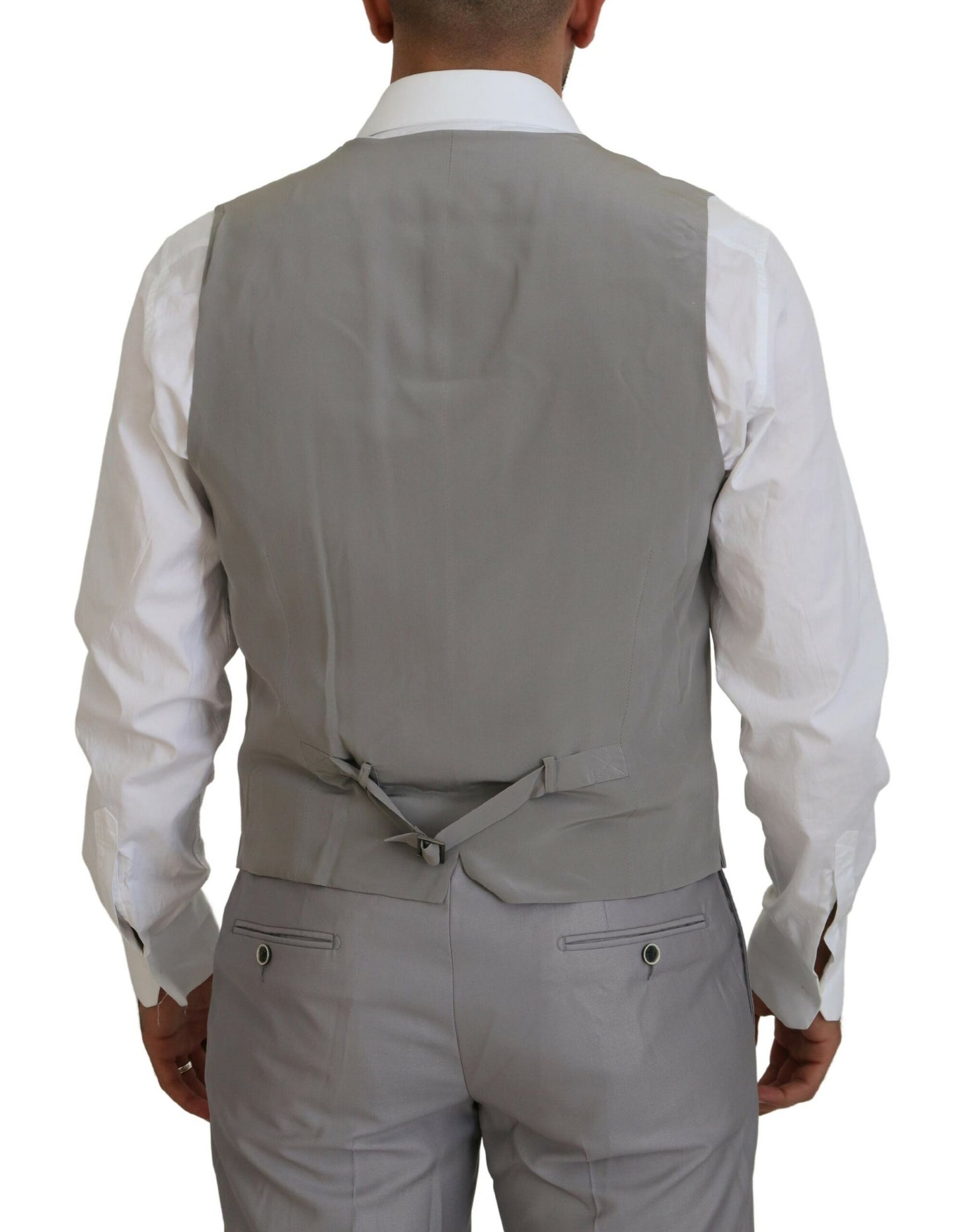 Elegante traje de tres piezas entallado plateado