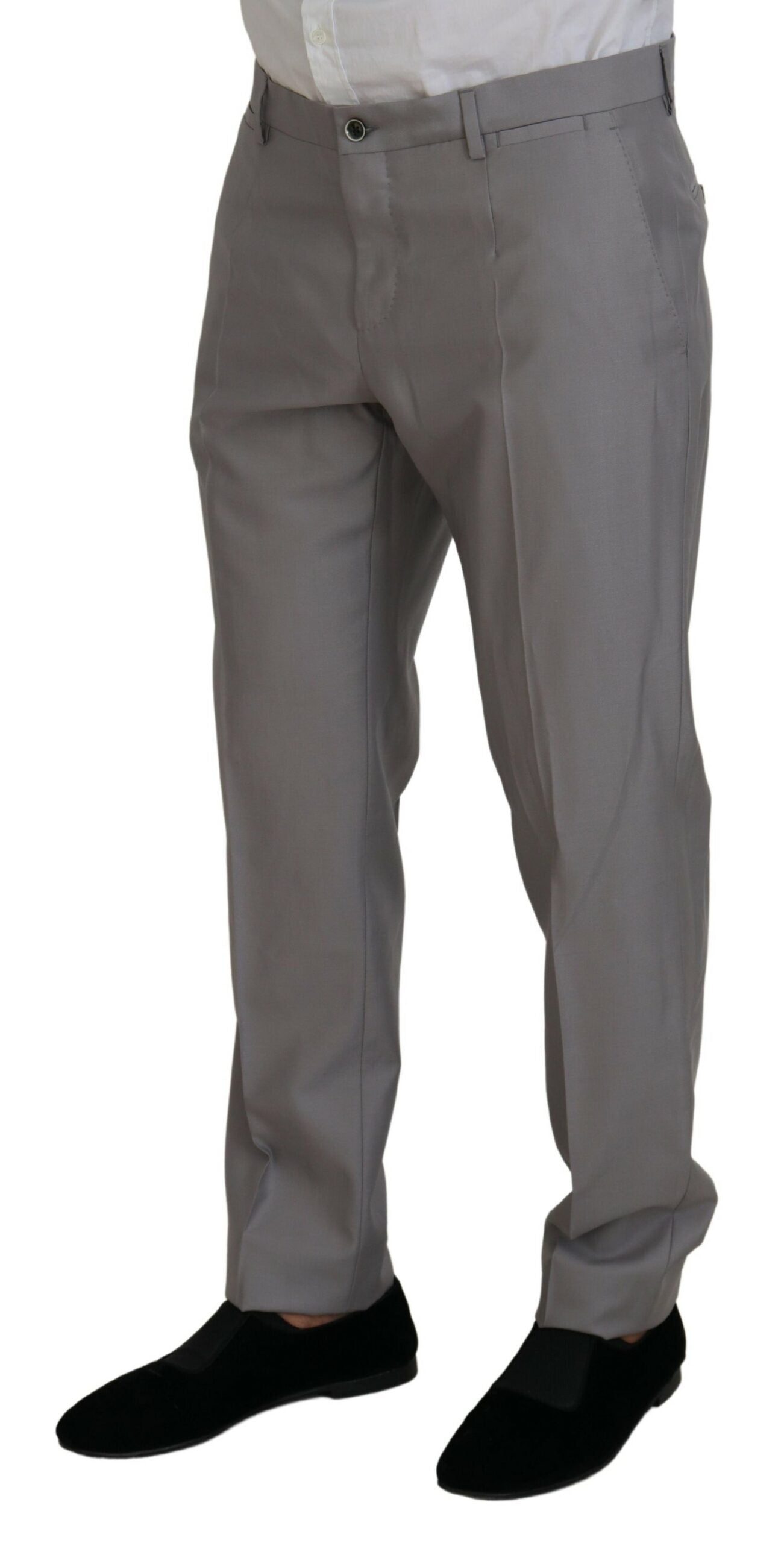Elegante traje de tres piezas entallado plateado