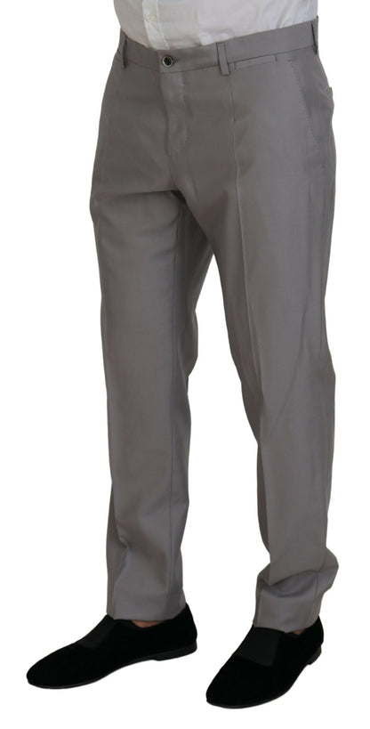 Elegante traje de tres piezas entallado plateado