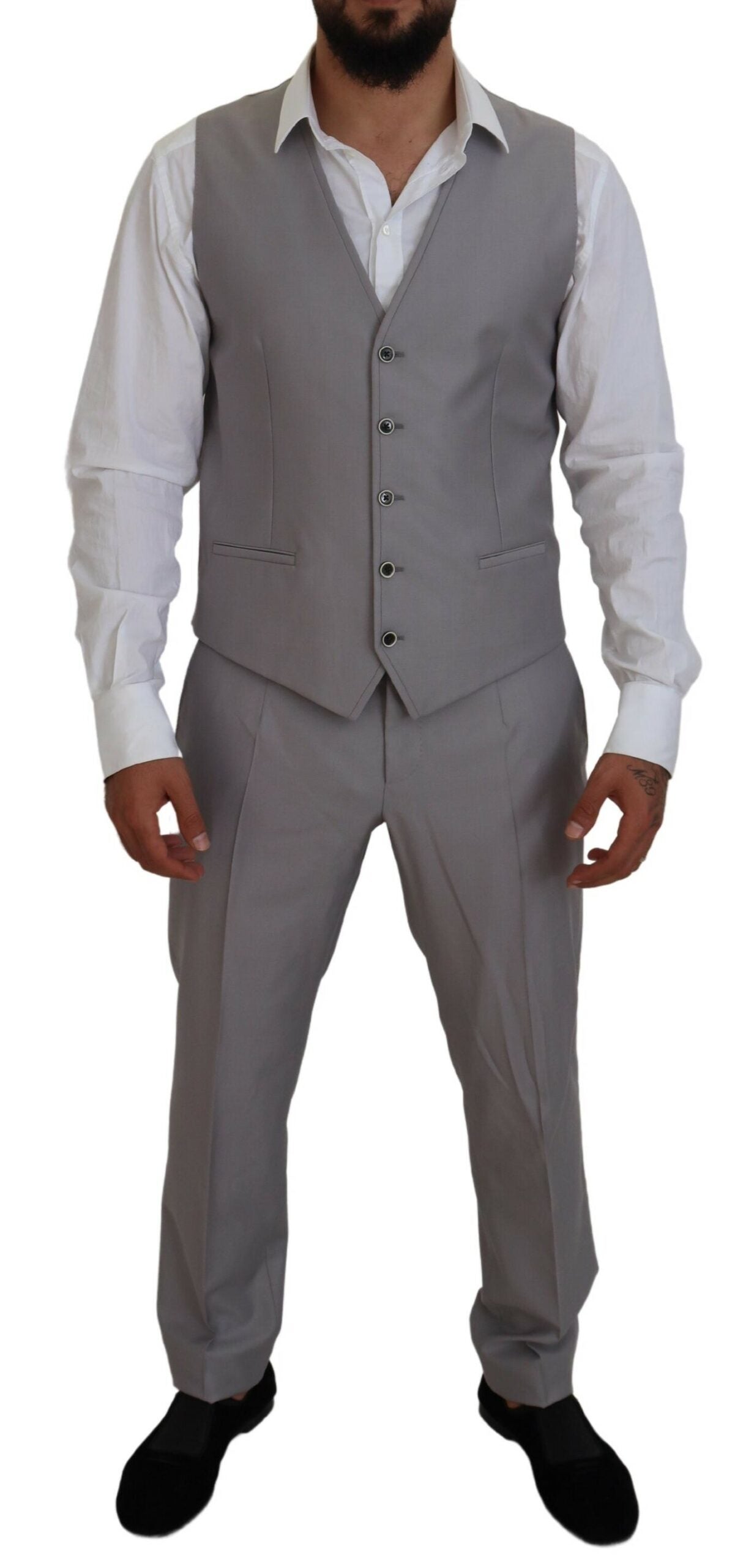 Elegante traje de tres piezas entallado plateado