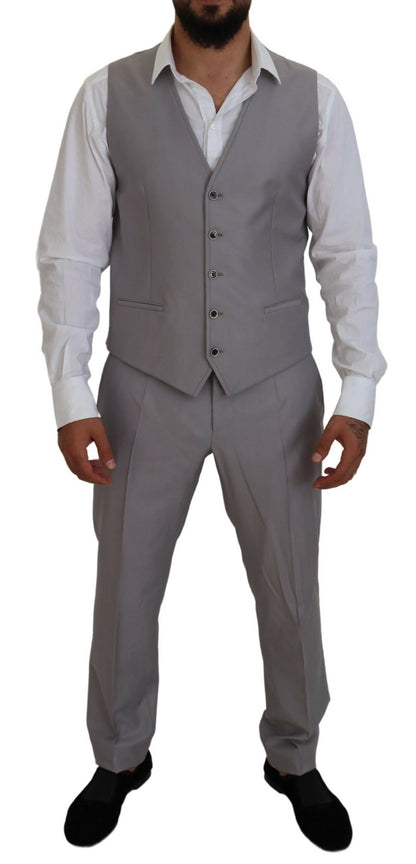 Elegante traje de tres piezas entallado plateado