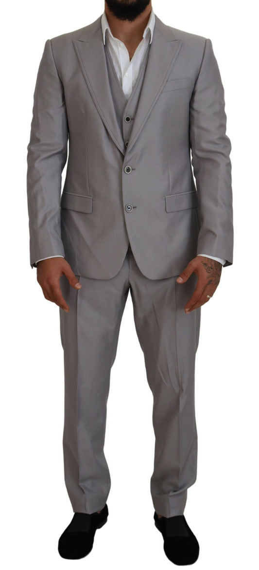 Elegante traje de tres piezas entallado plateado