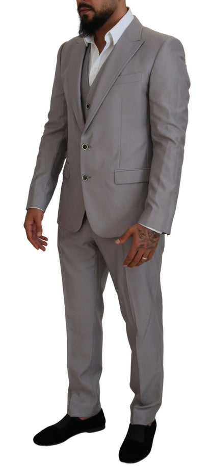 Elegante traje de tres piezas entallado plateado