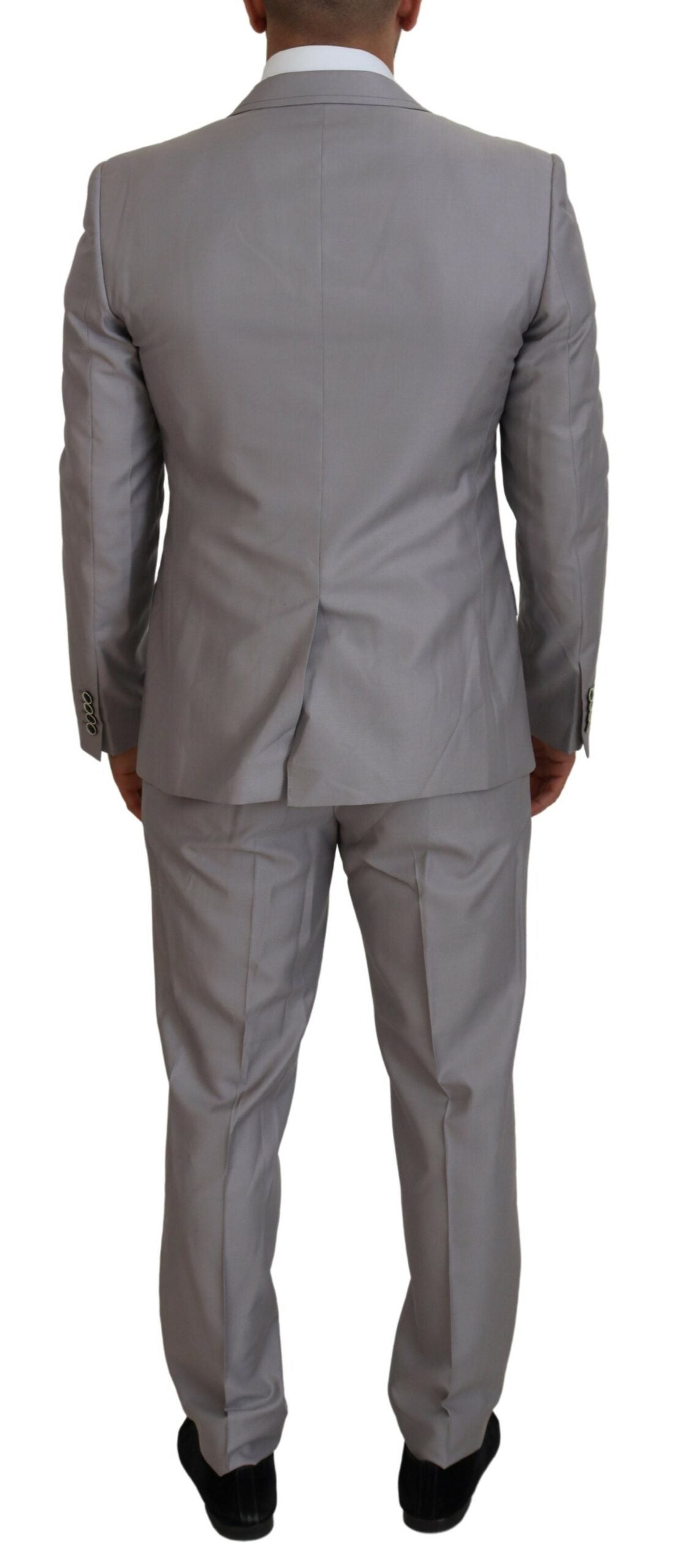 Elegante traje de tres piezas entallado plateado