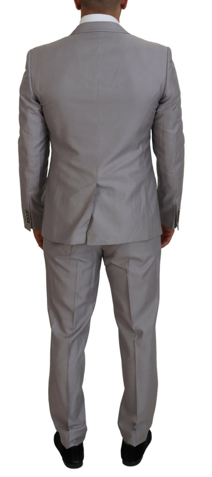 Elegante traje de tres piezas entallado plateado