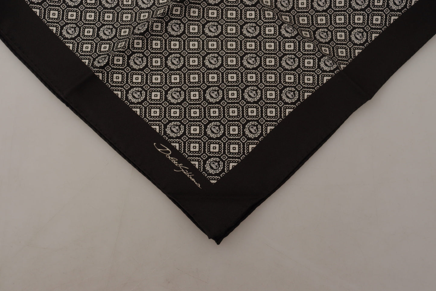 Elegante bufanda de seda negra para hombre