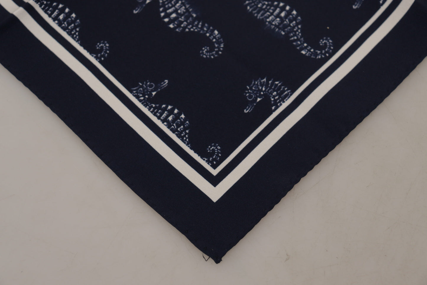 Elegante bufanda de seda azul con caballito de mar para hombre