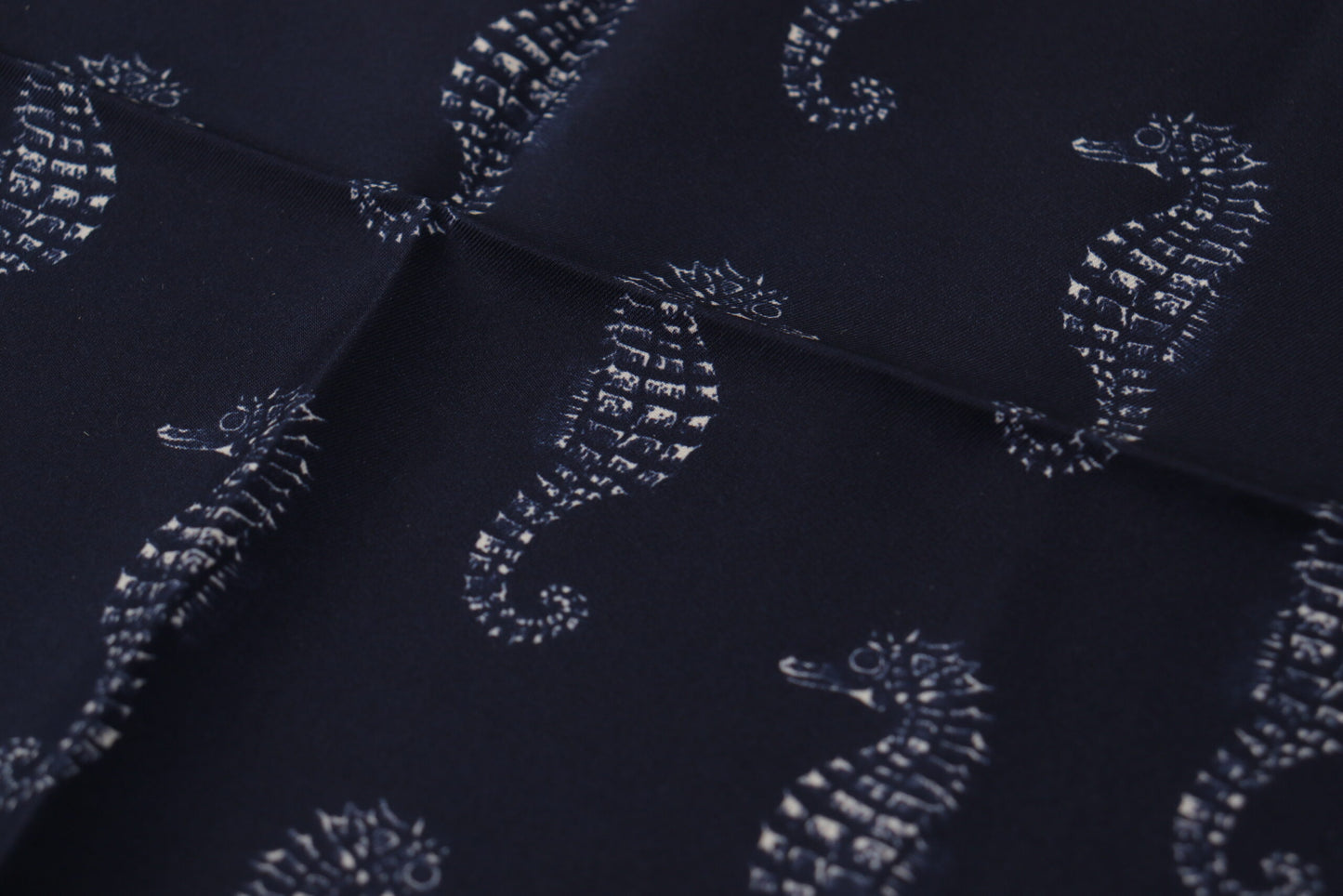 Elegante bufanda de seda azul con caballito de mar para hombre