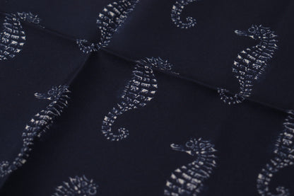 Elegante bufanda de seda azul con caballito de mar para hombre