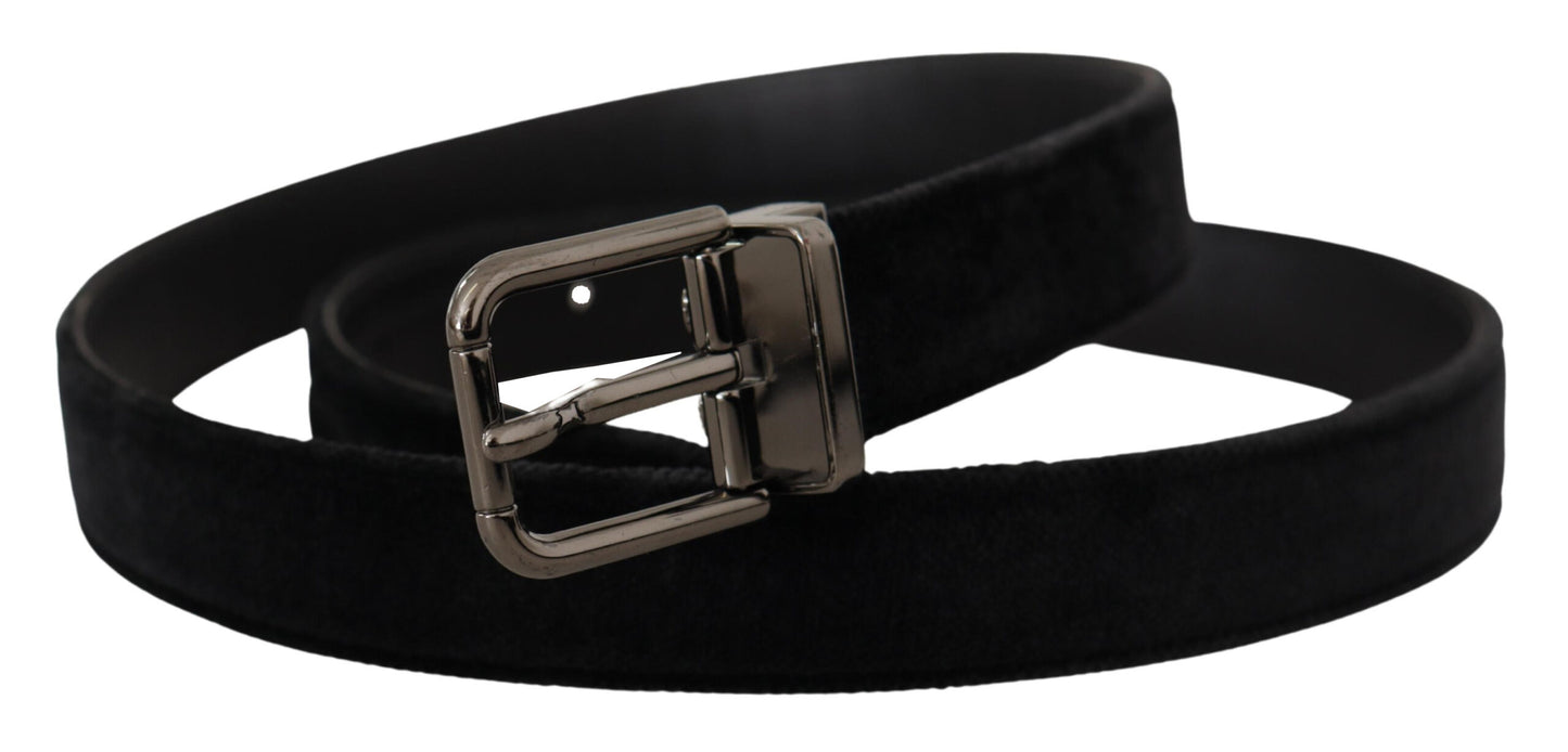 Cinturón elegante de cuero negro con hebilla plateada