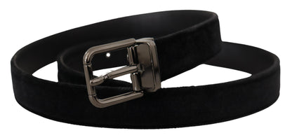 Cinturón elegante de cuero negro con hebilla plateada