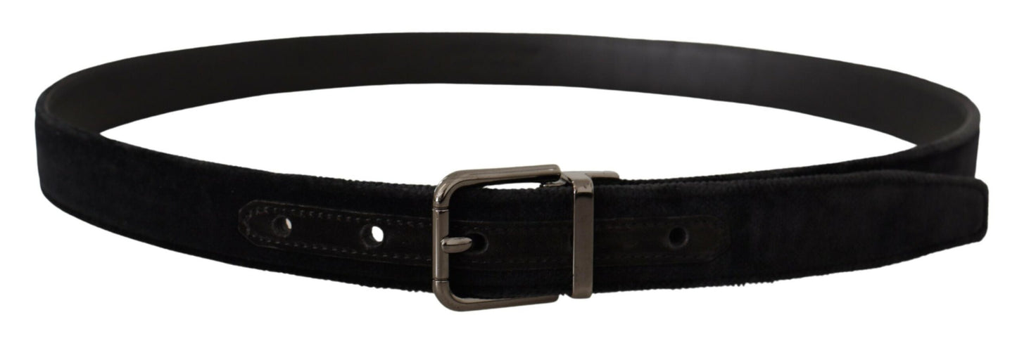 Cinturón elegante de cuero negro con hebilla plateada