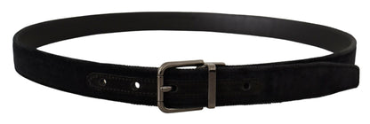 Cinturón elegante de cuero negro con hebilla plateada