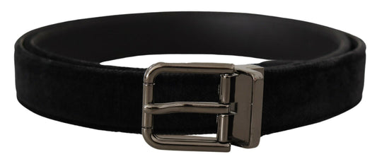Cinturón elegante de cuero negro con hebilla plateada