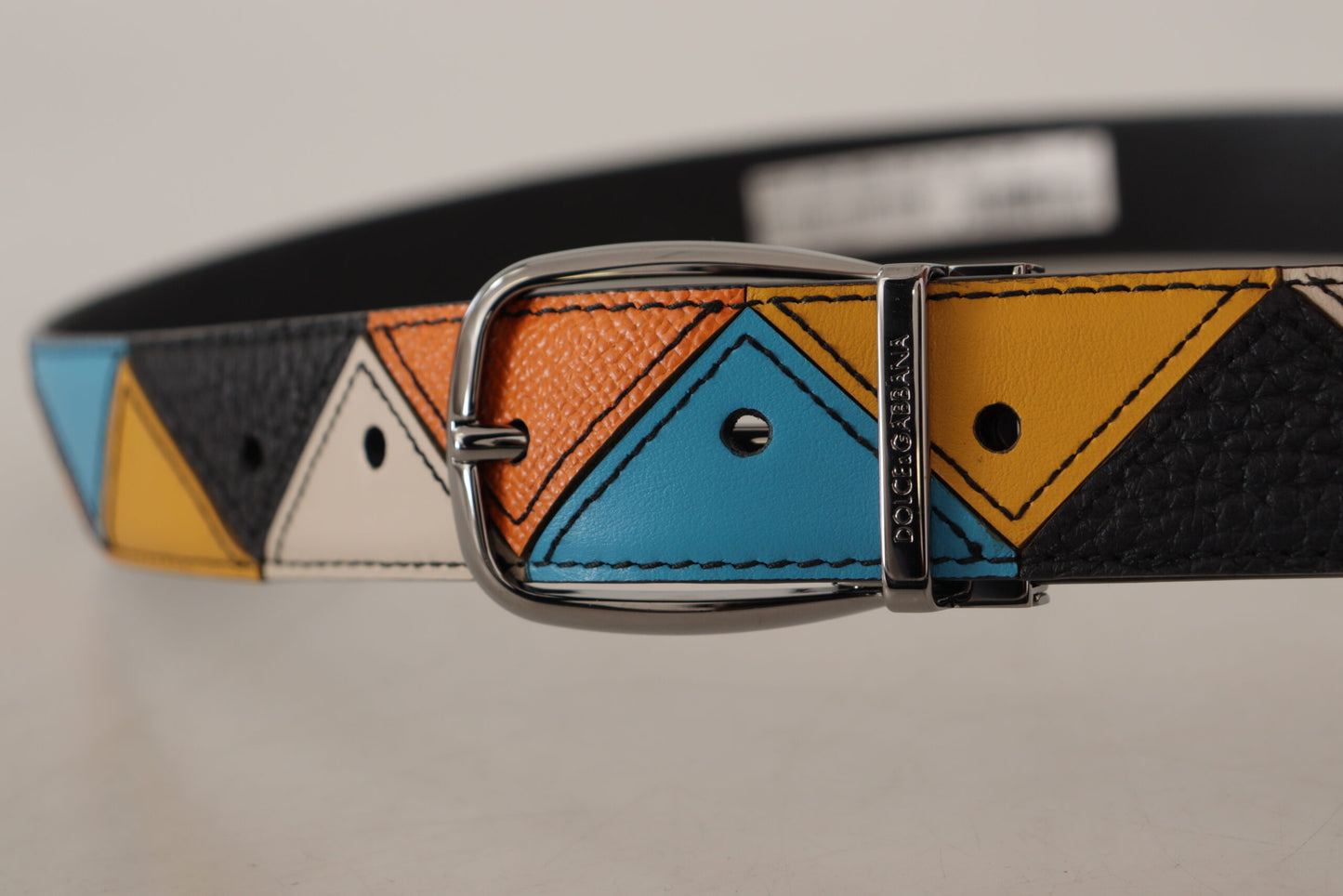Elegante cinturón de piel multicolor con hebilla plateada