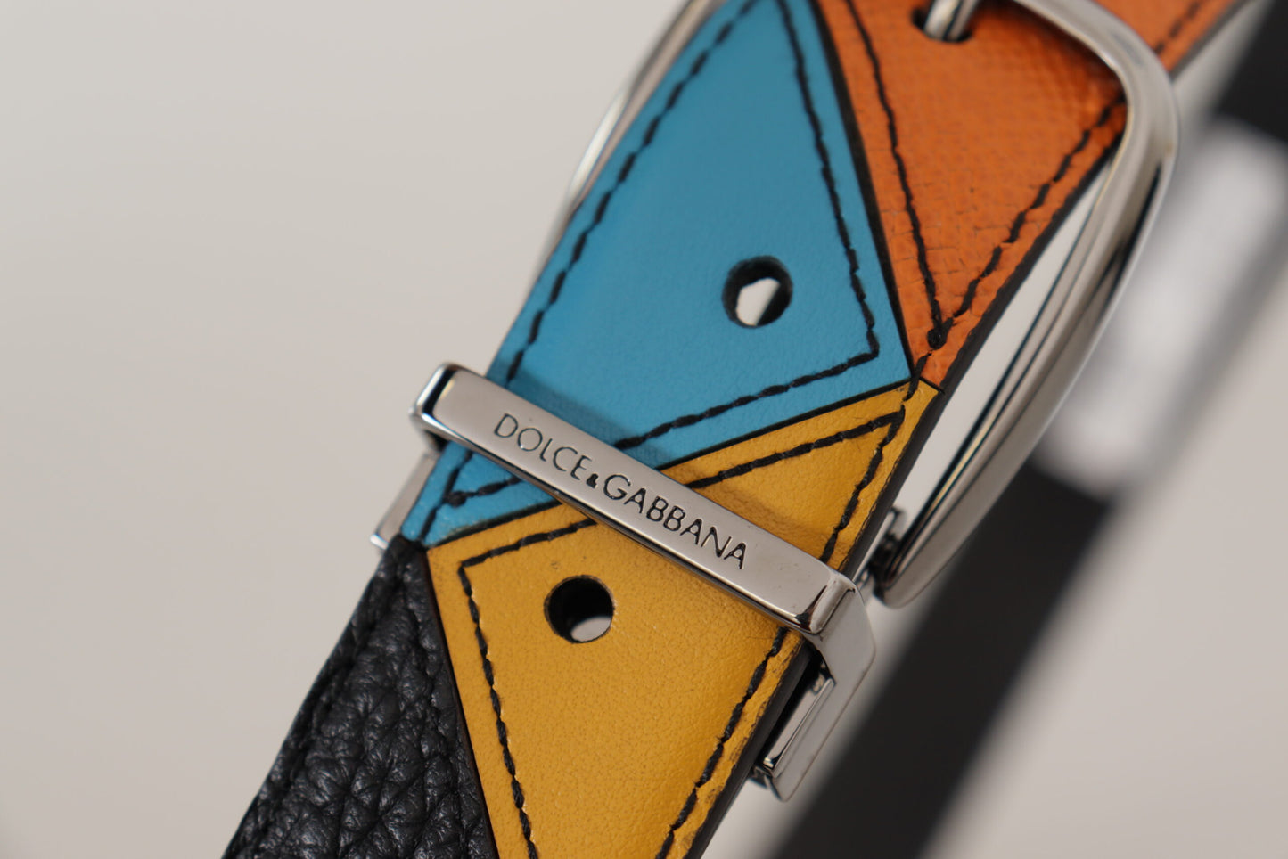 Elegante cinturón de piel multicolor con hebilla plateada