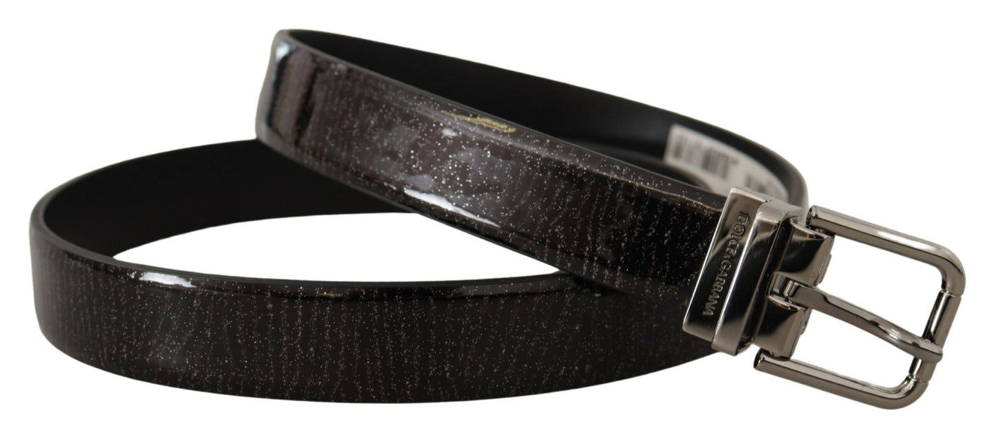 Cinturón elegante de cuero negro con hebilla plateada