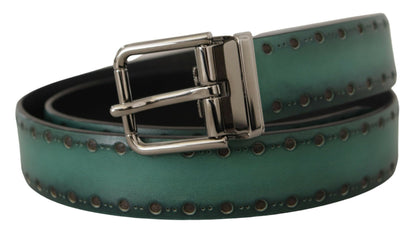 Cinturón de cuero elegante con hebilla plateada