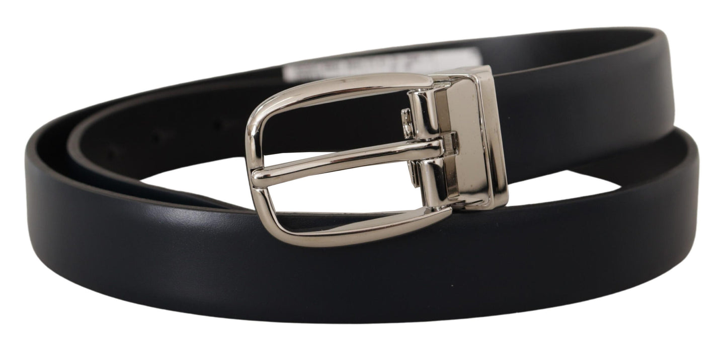 Cinturón elegante de cuero negro con hebilla plateada