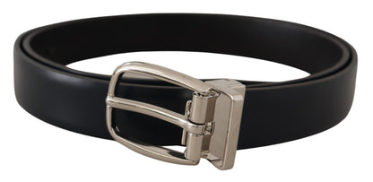 Cinturón elegante de cuero negro con hebilla plateada
