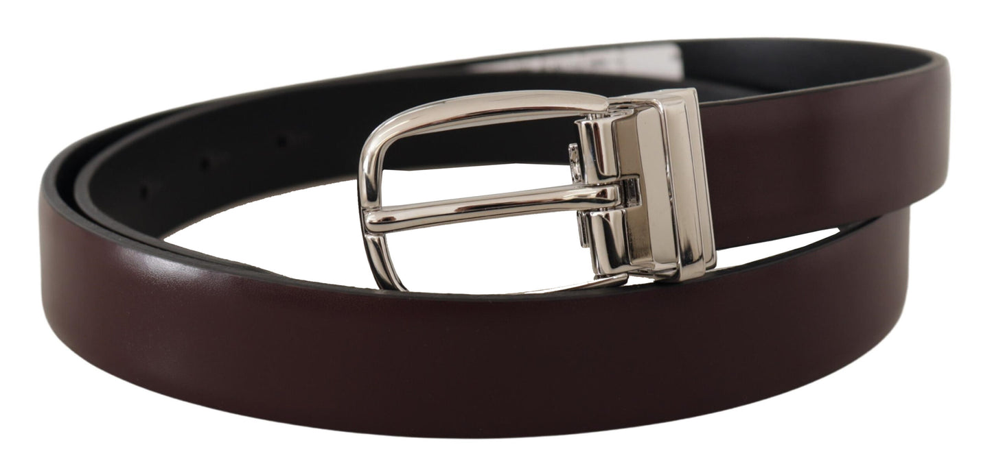 Cinturón de cuero elegante con hebilla de metal plateado