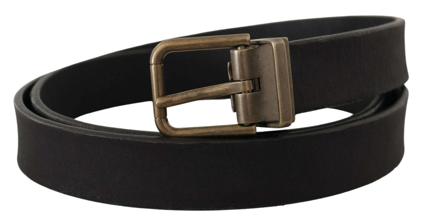 Cinturón elegante de cuero negro con hebilla de metal vintage