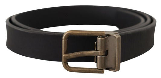 Cinturón elegante de cuero negro con hebilla de metal vintage