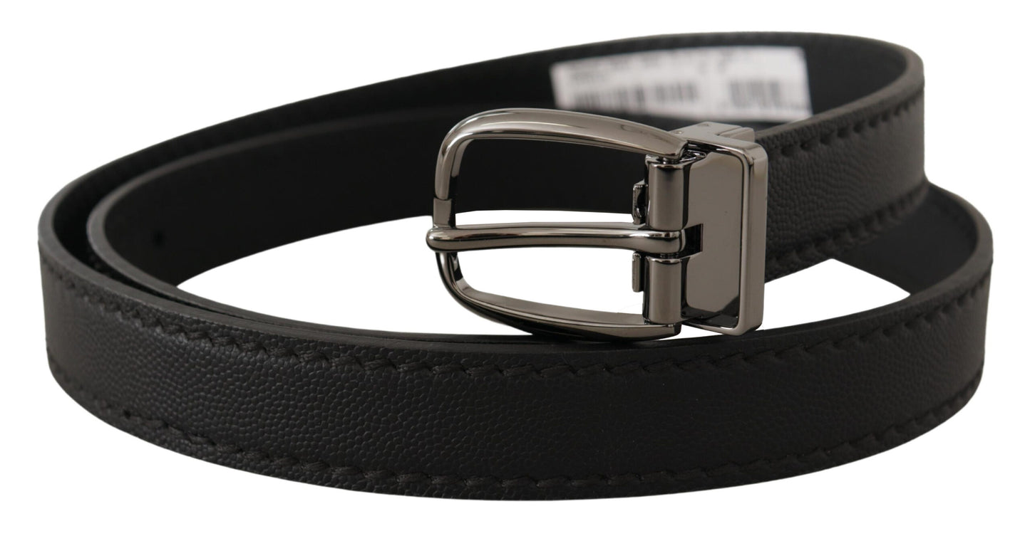 Cinturón elegante de cuero negro con hebilla de metal
