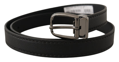 Cinturón elegante de cuero negro con hebilla de metal
