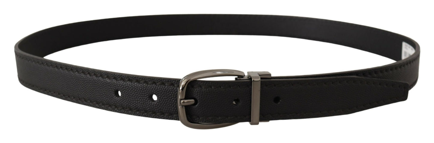 Cinturón elegante de cuero negro con hebilla de metal