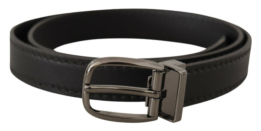 Cinturón elegante de cuero negro con hebilla de metal