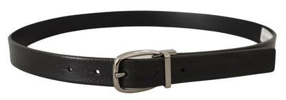 Cinturón elegante de cuero negro con hebilla de metal